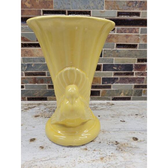 Vintage Sunshine Yellow Shawnee Pottery Vase, Double Doves, USA 829 - Picture 4 of 7